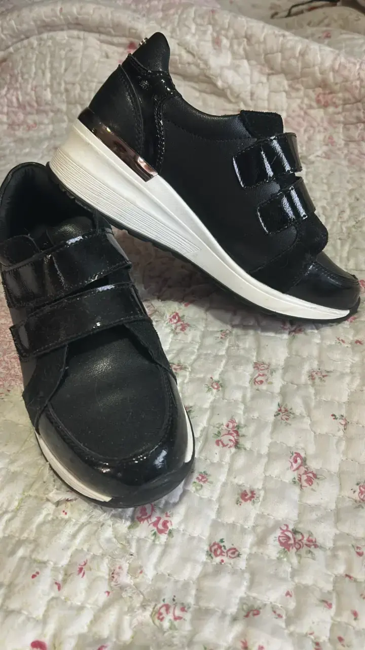 Zapatillas negras con plataforma y velcro
