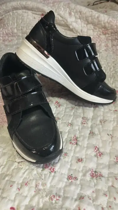 Zapatillas negras con plataforma y velcro - miniatura 1