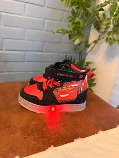 Zapatillas infantiles Cars con luces LED - miniatura 1