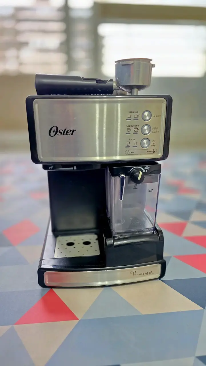 Cafetera Espresso Oster PrimaLatte con Espumador - 1