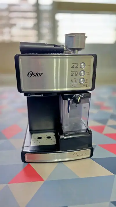 Cafetera Espresso Oster PrimaLatte con Espumador - miniatura 1
