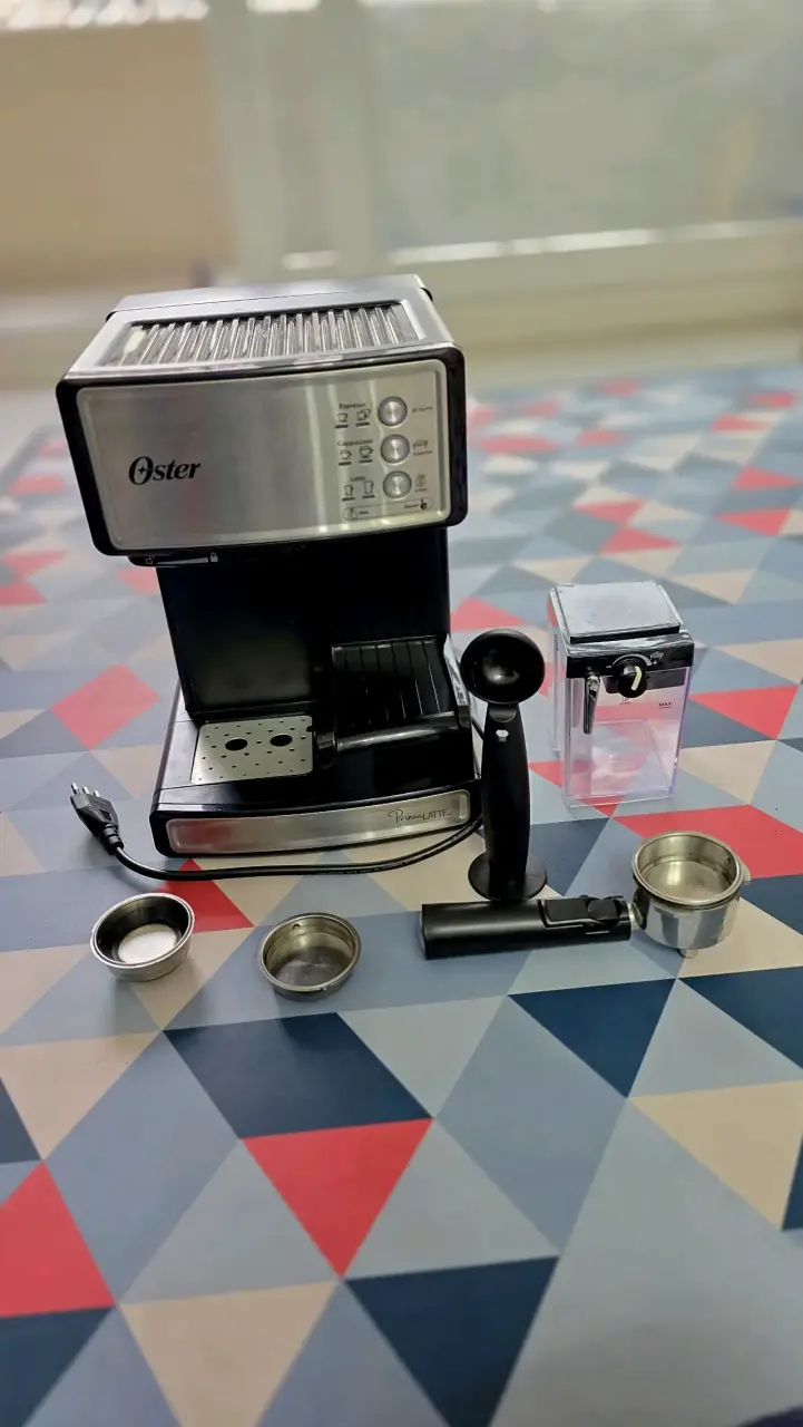 Cafetera Espresso Oster PrimaLatte con Espumador - 3