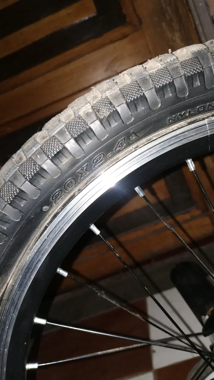 Bicicleta BMX Negra con Ruedas de Entrenamiento - 2