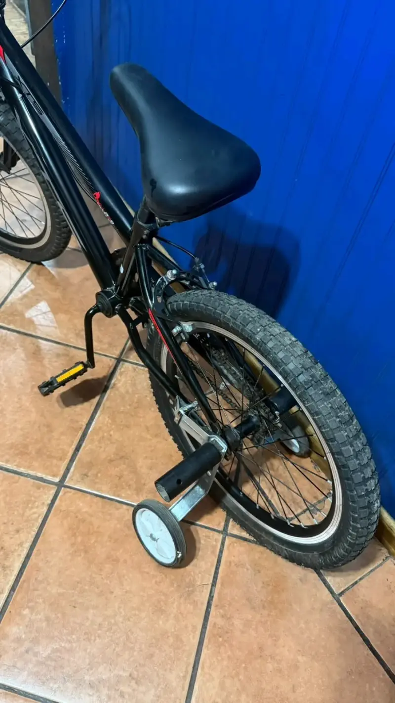 Bicicleta BMX Negra con Ruedas de Entrenamiento - 3