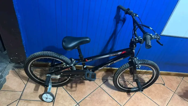 Bicicleta BMX Negra con Ruedas de Entrenamiento - 4