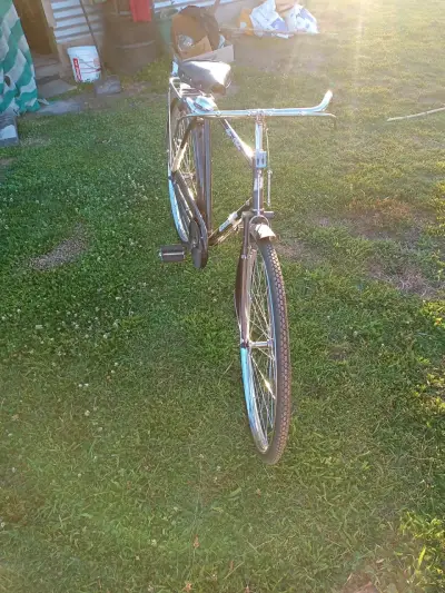 Bicicleta clásica de paseo negra con portaequipajes - miniatura 1