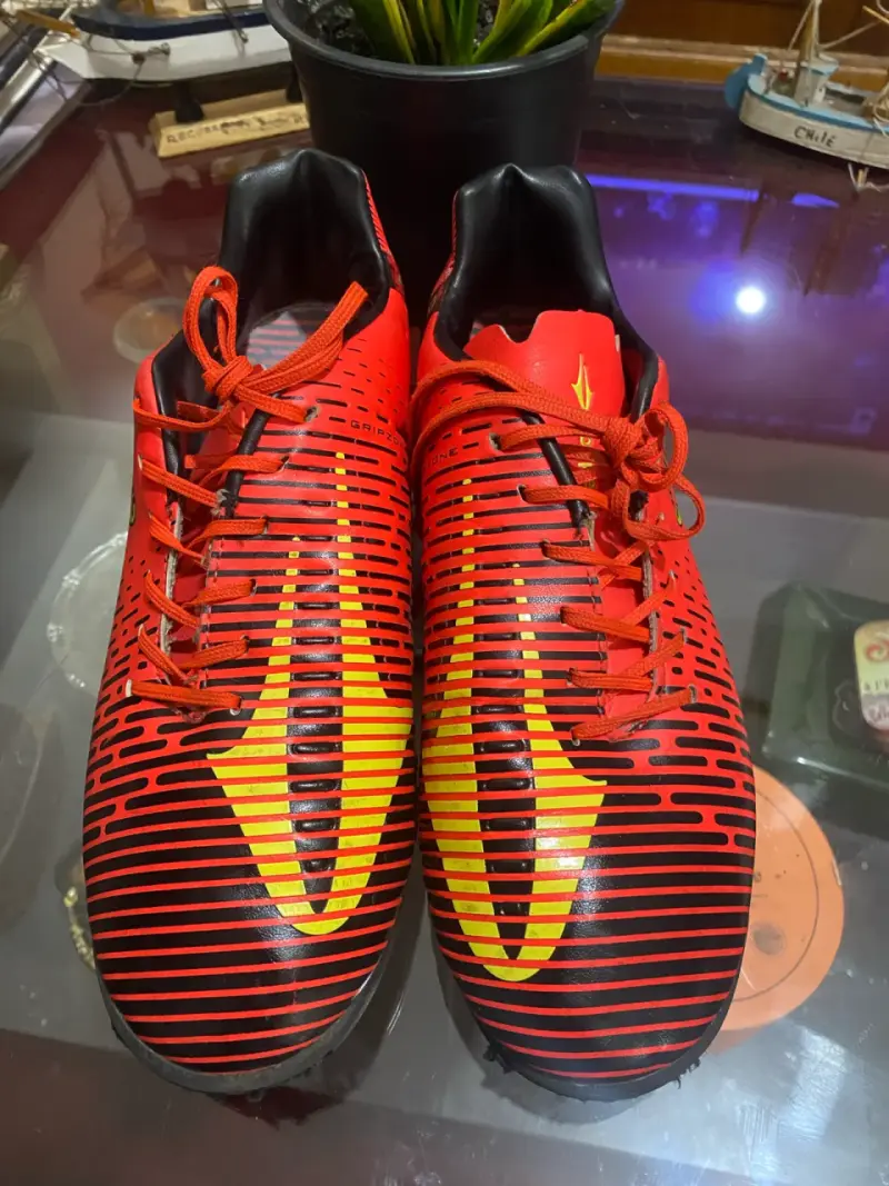 Zapatillas de fútbol Topper rojas con diseño moderno - 1
