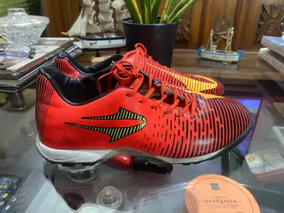 Zapatillas de fútbol Topper rojas con diseño moderno - miniatura 2