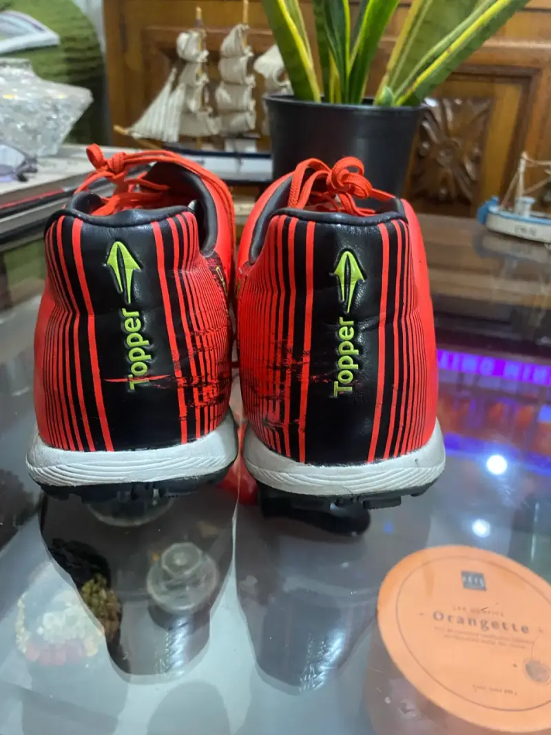 Zapatillas de fútbol Topper rojas con diseño moderno - 3