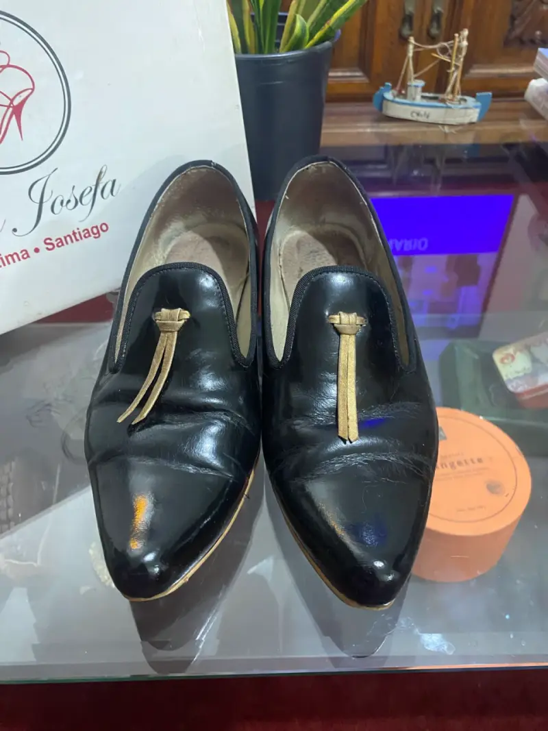 Zapatos de cuero negro con detalle dorado - 1