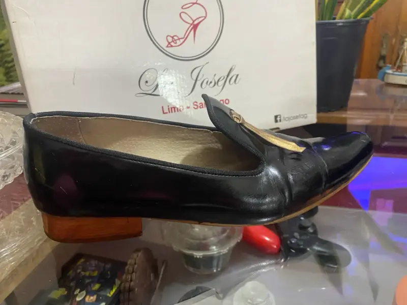 Zapatos de cuero negro con detalle dorado - 2