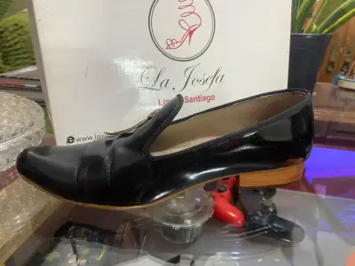 Zapatos de cuero negro con detalle dorado - miniatura 3