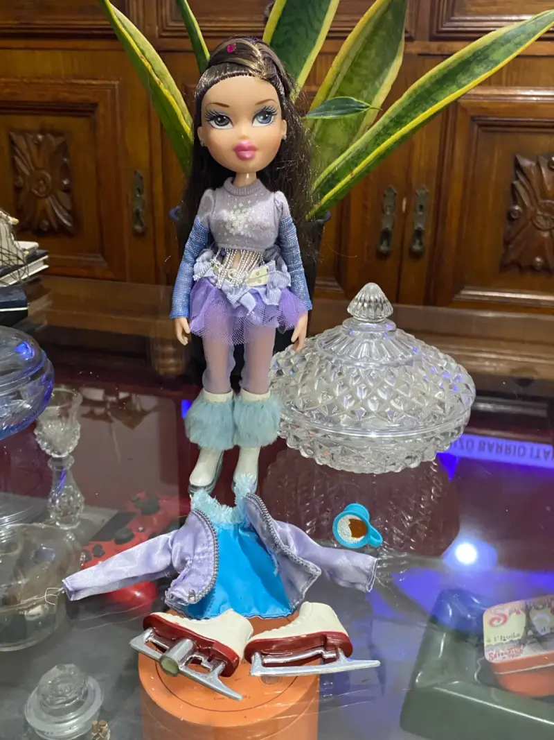 Muñeca Bratz con Ropa de Invierno y Patines
