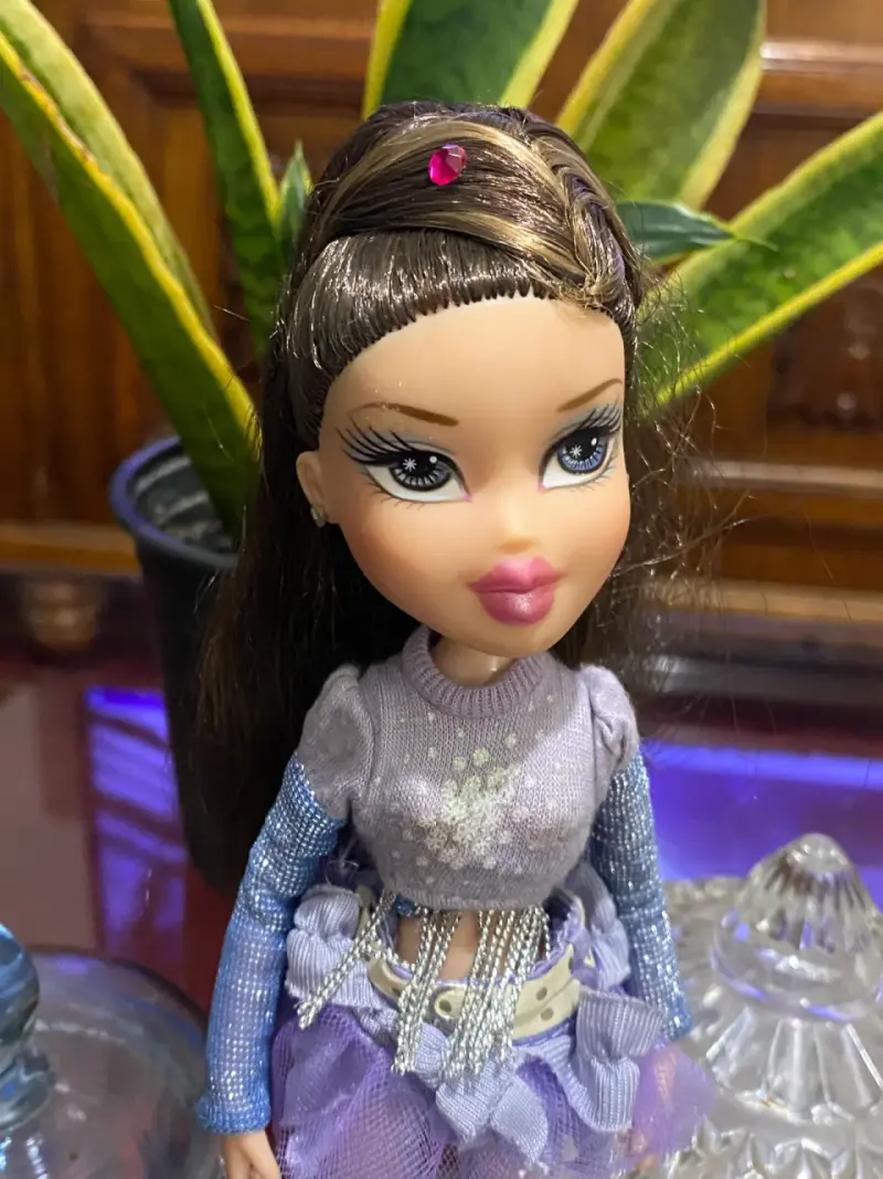 Muñeca Bratz con Ropa de Invierno y Patines - 2