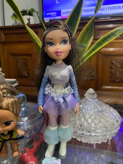Muñeca Bratz con Ropa de Invierno y Patines - miniatura 3