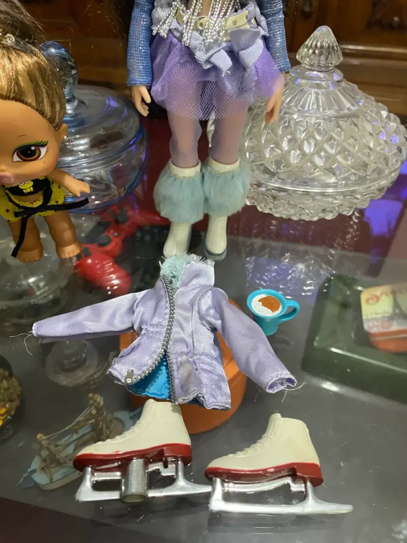 Muñeca Bratz con Ropa de Invierno y Patines - 4