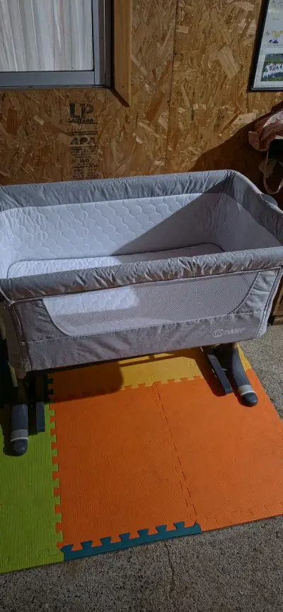 Cuna colecho gris para bebé en buen estado - miniatura 2