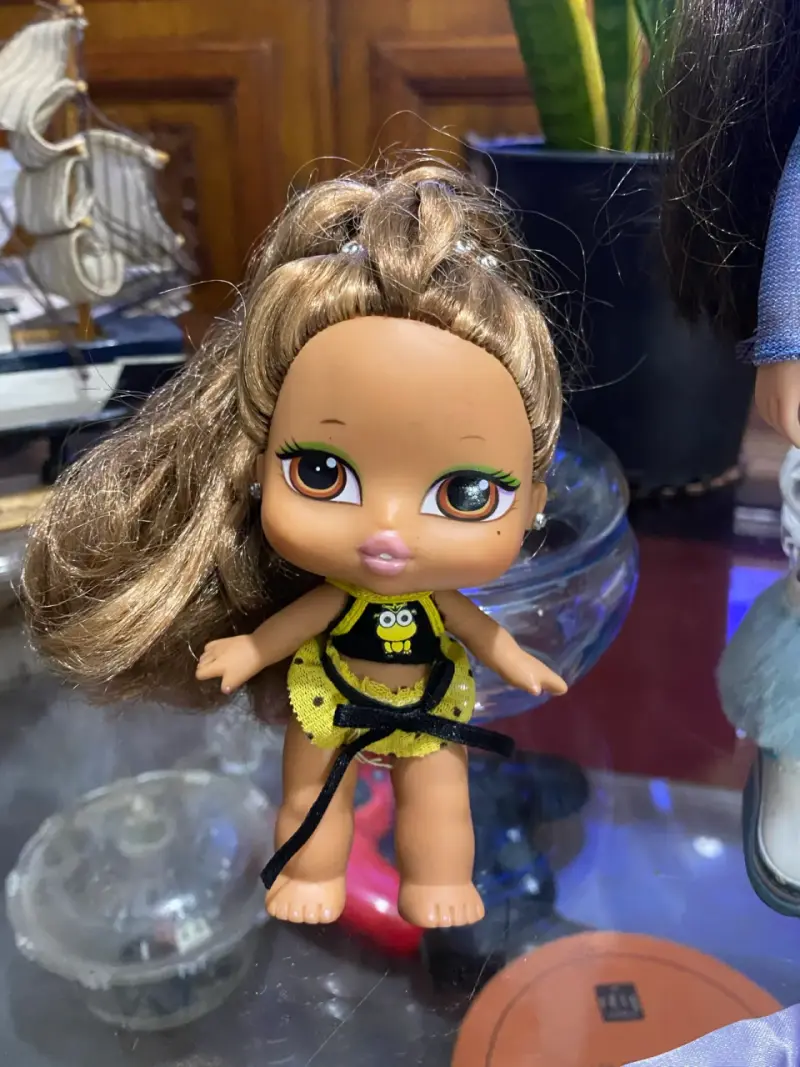 Muñeca pequeña con vestido amarillo