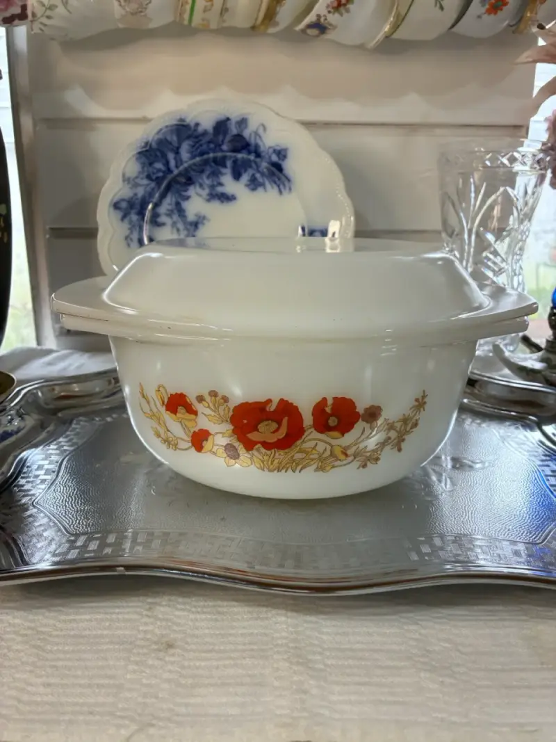 Cacerola de opalina con diseño floral vintage
