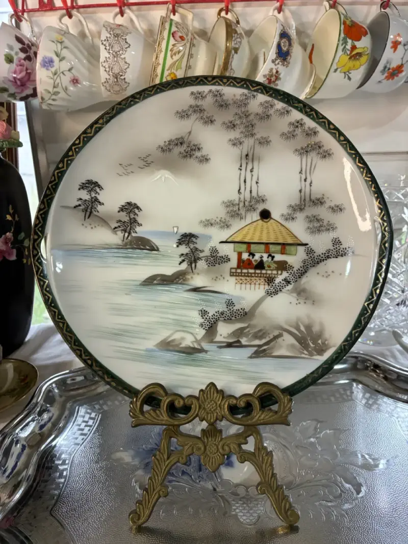 Plato decorativo japonés de porcelana pintado a mano