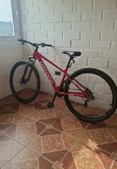 Bicicleta Oxford roja de montaña en buen estado - miniatura 1
