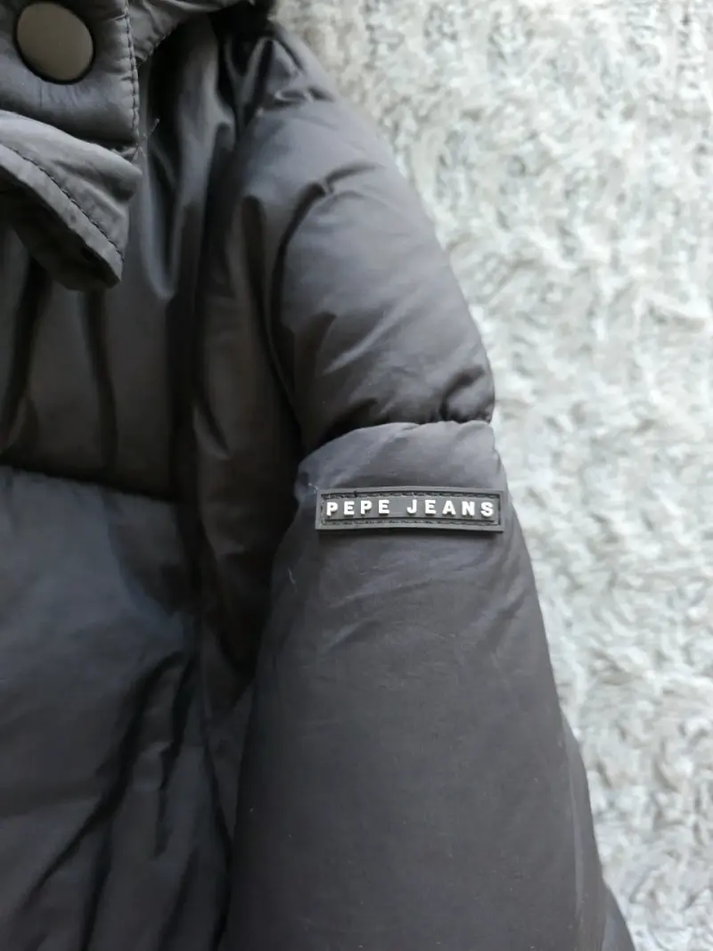 Chaqueta acolchada negra Pepe Jeans con capucha - 2
