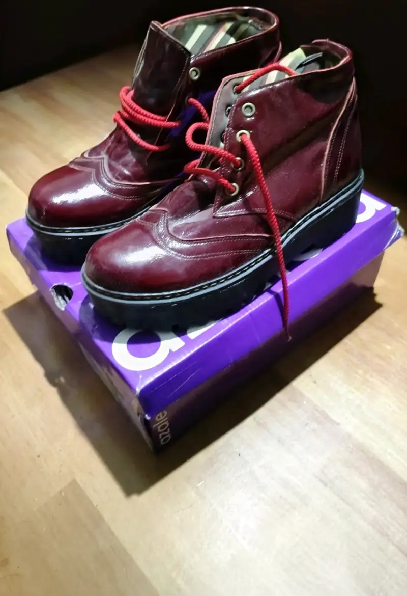 Botines de cuero burdeos con cordones rojos