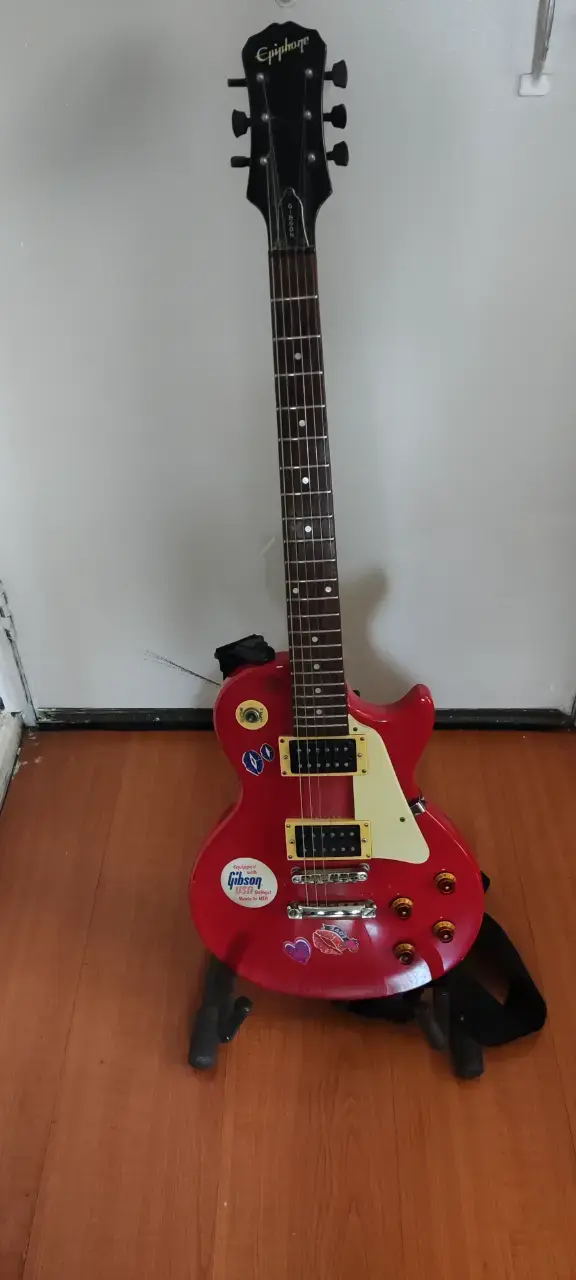 Guitarra eléctrica Epiphone roja con pastillas Gibson - 1
