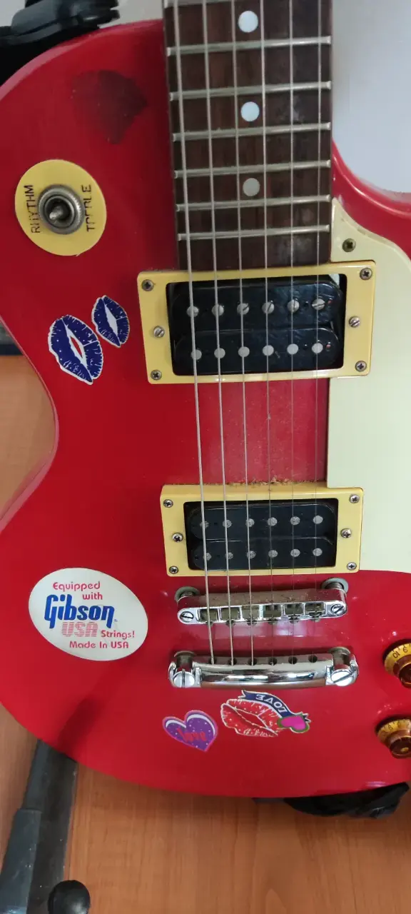 Guitarra eléctrica Epiphone roja con pastillas Gibson - 2