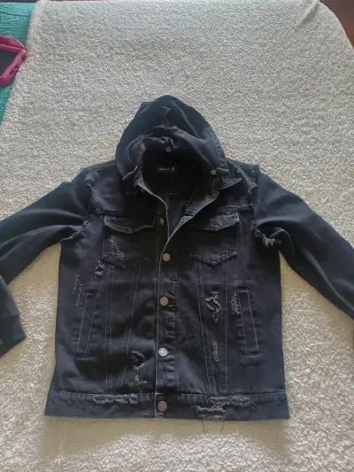 Chaqueta de mezclilla negra con capucha y estilo desgastado - miniatura 1