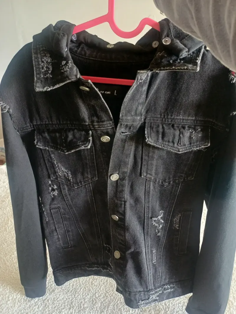 Chaqueta de mezclilla negra con capucha y estilo desgastado - 2