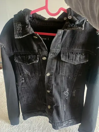 Chaqueta de mezclilla negra con capucha y estilo desgastado - miniatura 2