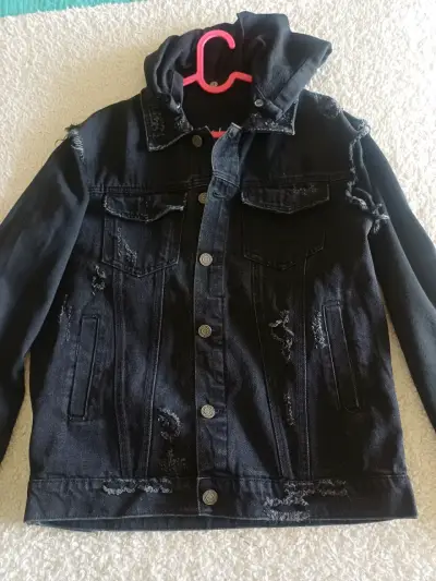 Chaqueta de mezclilla negra con capucha y estilo desgastado - miniatura 3
