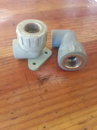 Codo de PVC para tuberías con rosca - miniatura 1