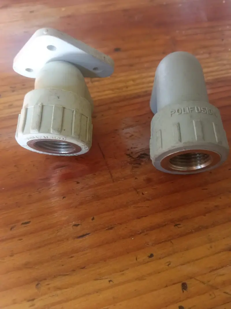 Codo de PVC para tuberías con rosca - 3
