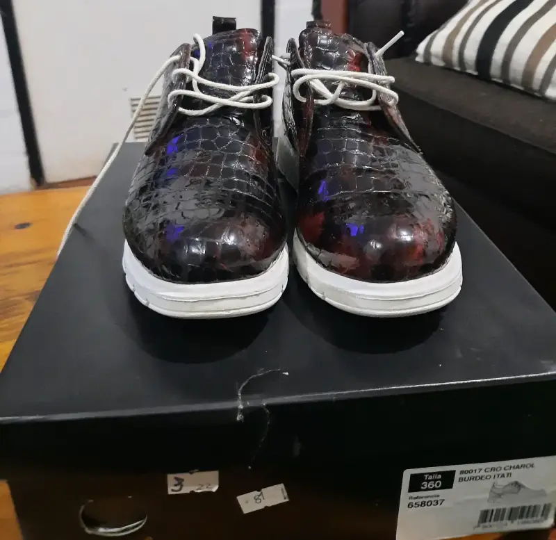 Zapatos de charol burdeos con diseño de cocodrilo - 1