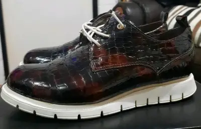 Zapatos de charol burdeos con diseño de cocodrilo - miniatura 2