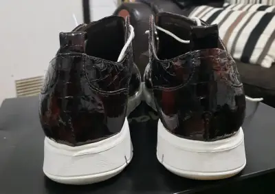 Zapatos de charol burdeos con diseño de cocodrilo - miniatura 3