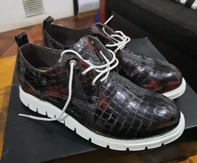 Zapatos de charol burdeos con diseño de cocodrilo - 4
