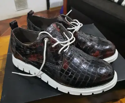 Zapatos de charol burdeos con diseño de cocodrilo - miniatura 4