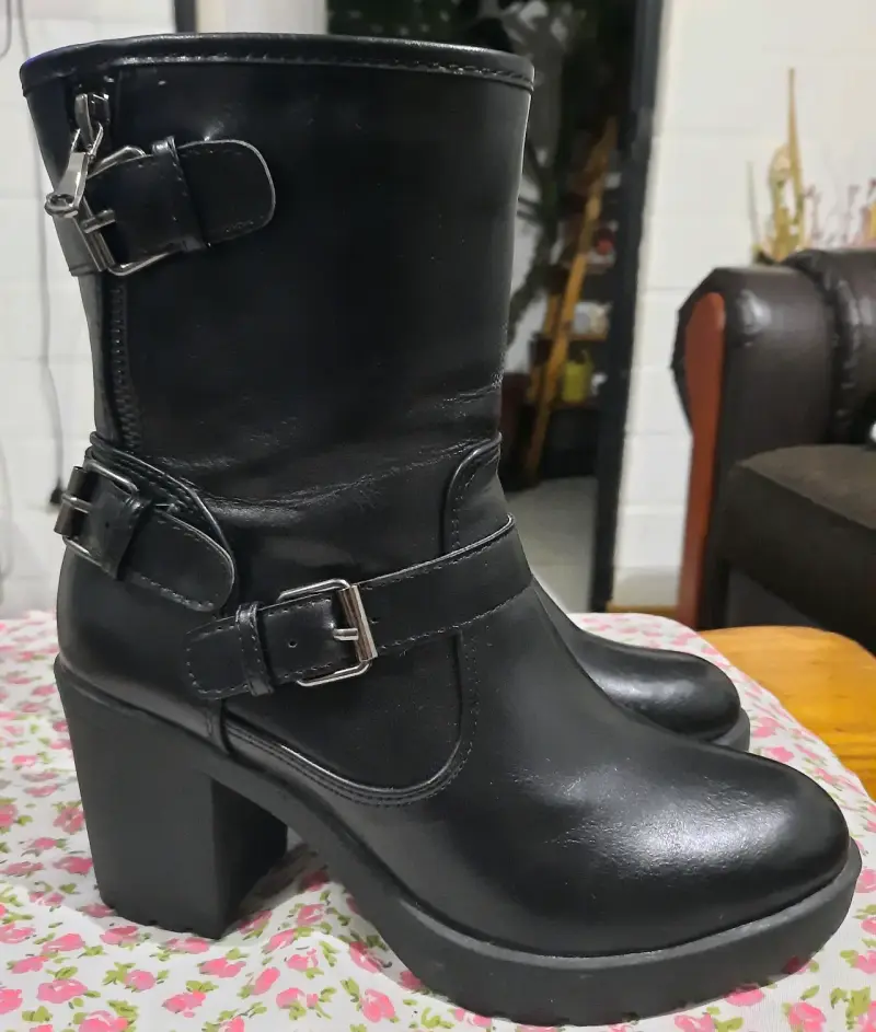 Botines de cuero negro con hebillas - 1