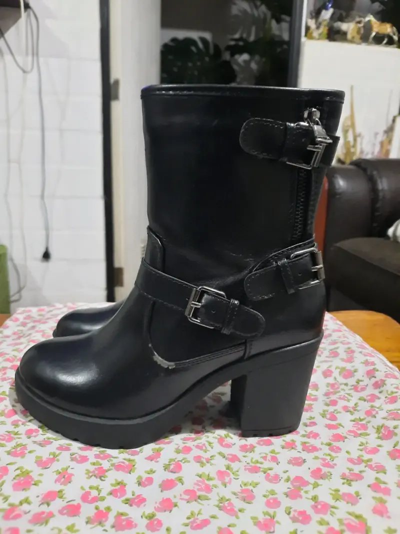 Botines de cuero negro con hebillas - 2