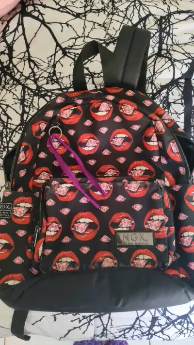 Mochila NGX con diseño de labios y diamantes - miniatura 1