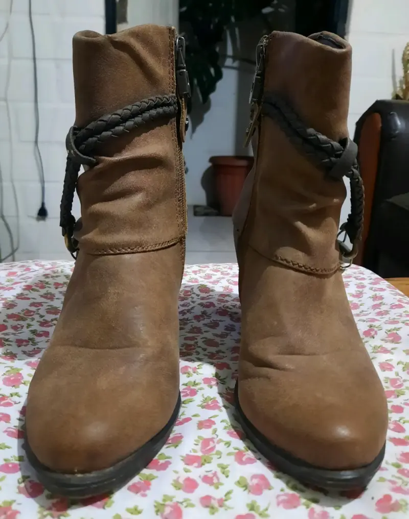 Botines de cuero marrón con tacón y detalle trenzado - 1