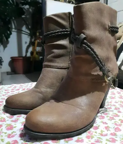 Botines de cuero marrón con tacón y detalle trenzado - miniatura 3