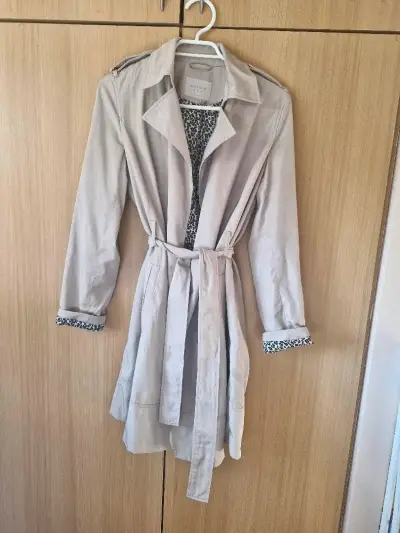 Abrigo zara trench beige con forro estampado M - miniatura 2