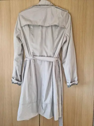 Abrigo zara trench beige con forro estampado M - miniatura 3