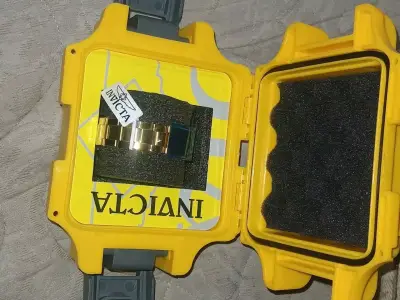 Reloj Invicta dorado con estuche original - miniatura 1