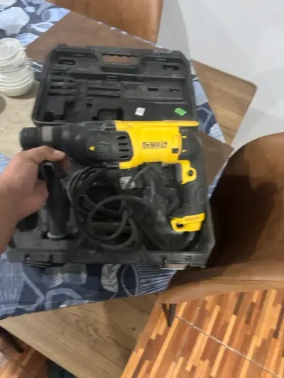 Taladro percutor DeWalt con estuche - miniatura 1