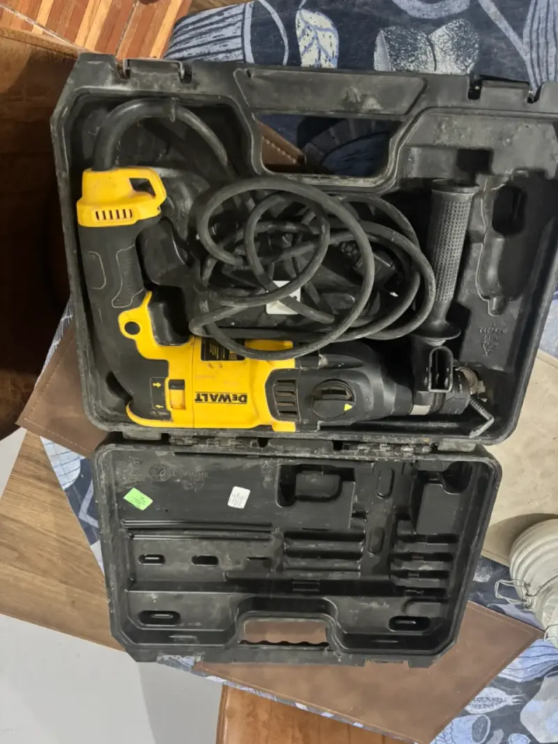 Taladro percutor DeWalt con estuche - 2